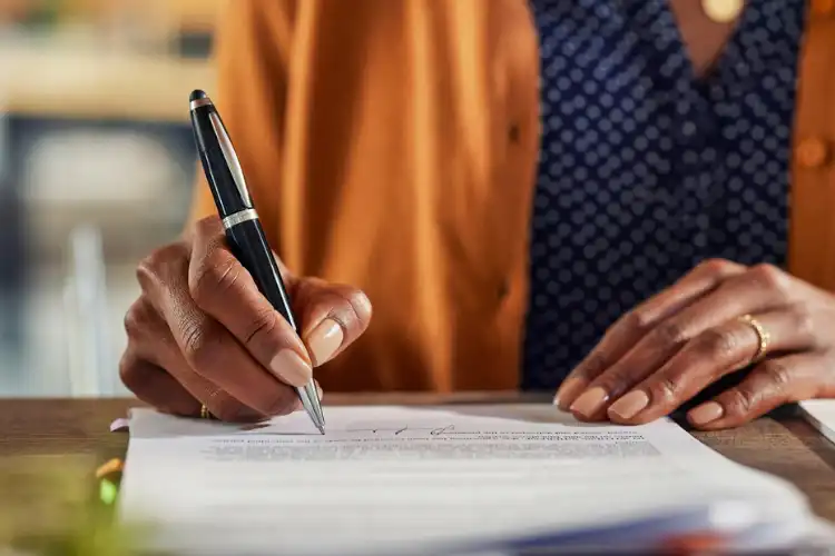 Ao comprar casa em Portugal, terá que assinar e registrar a escritura no seu nome.