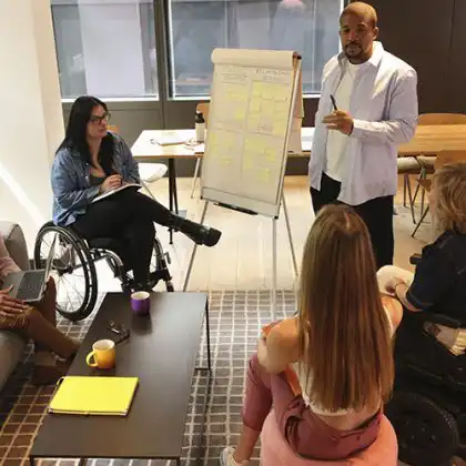 Homem fazendo pitch para abrir empresa na Inglaterra