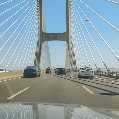 Carro dirigindo entre Lisboa e Poro
