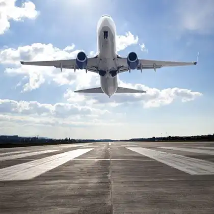 Avião com passageiros que compraram passagens aéreas em promoção relâmpago