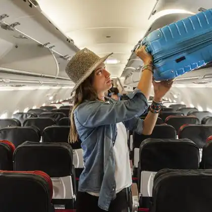 Passageira com bagagem de mão na Ryanair