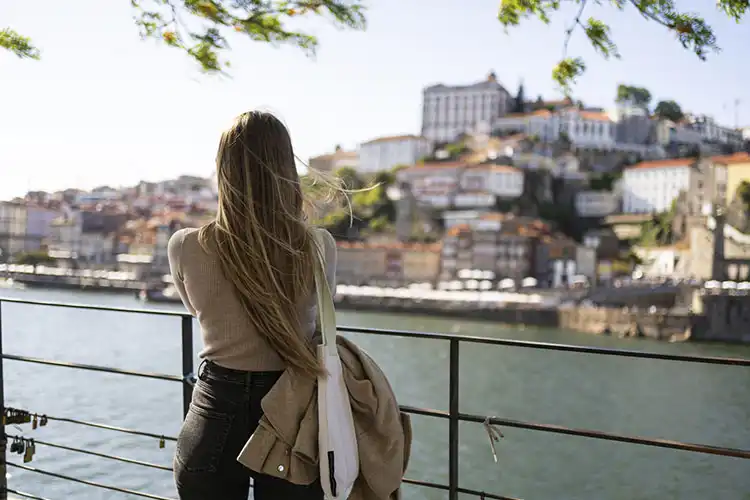 Jovem no Porto, após fazer trajeto desde Lisboa