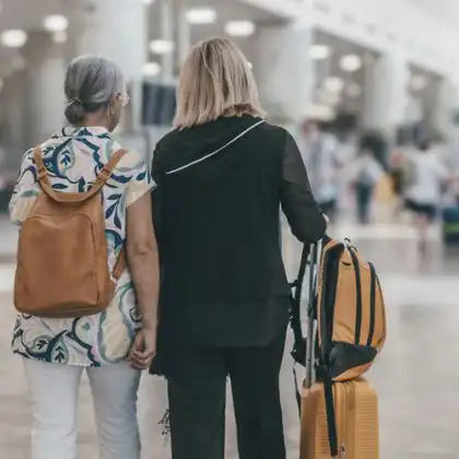 Mulheres na melhor idade no aeroporto buscando saber se tem passagem aérea gratuita para idoso