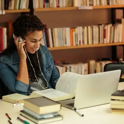 Mulher com fone estudando italiano