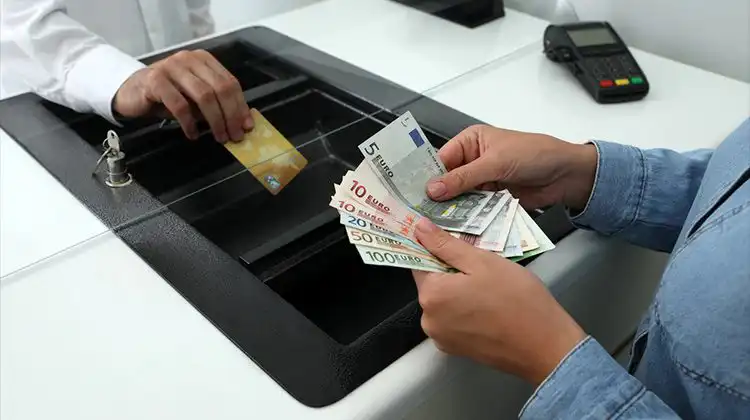 Pessoas fazendo câmbio de dinheiro em euros