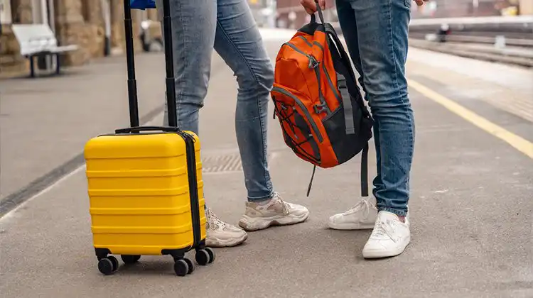 Escolher entre mochila ou mala para viagem