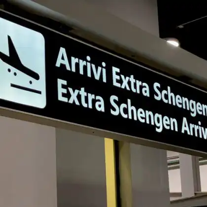 Placa de aeroporto indicando área não Schengen