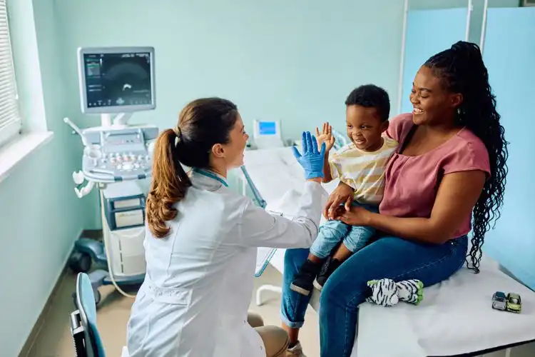 Mãe e filho em consulta médica