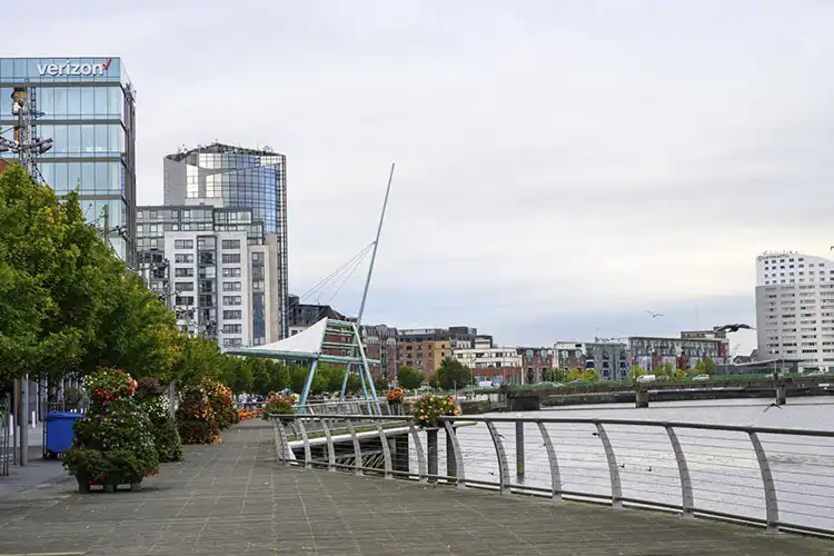 Cais em Limerick, na Irlanda
