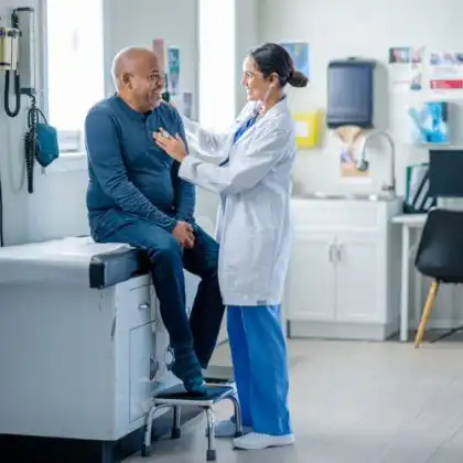 Paciente com doença crônica consultando com médica europeia