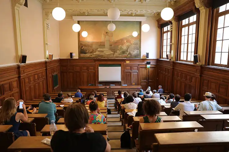 Alunos em sala de aula na universidade