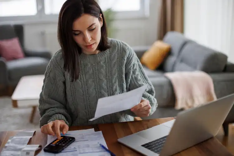 Mulher fazendo planejamento financeiro no exterior