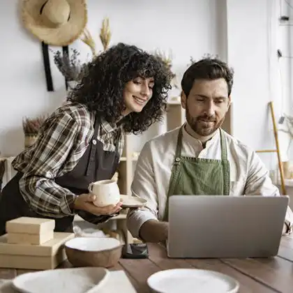 Homem e mulher abrindo empresa na Alemanha