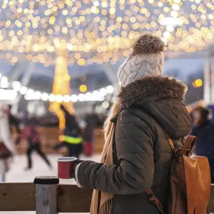 Mulher passando Natal na Europa
