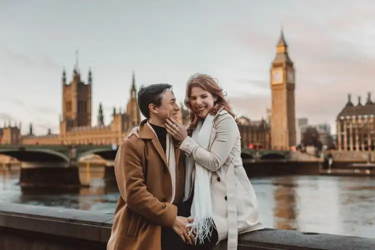 Casal feliz em Londres