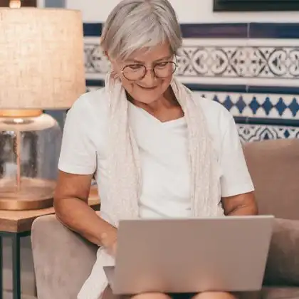 Mulher usando notebook em Portugal