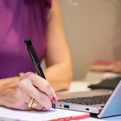 Mulher fazendo uma tradução de documentos