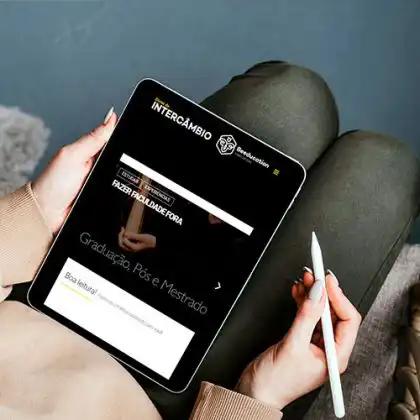 Pesquisando sobre a Beeducation em um tablet