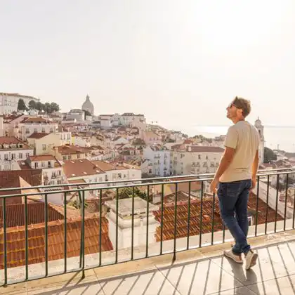 Homem olhando vista de cidade em Portugal