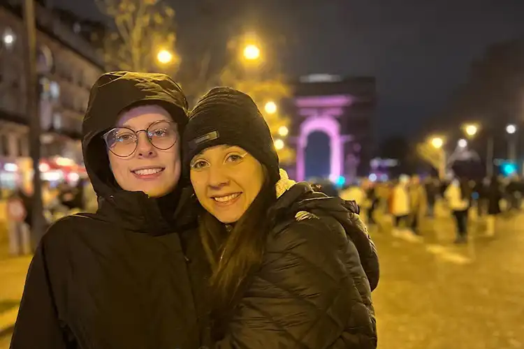 Bruna e noiva em Paris no réveillon