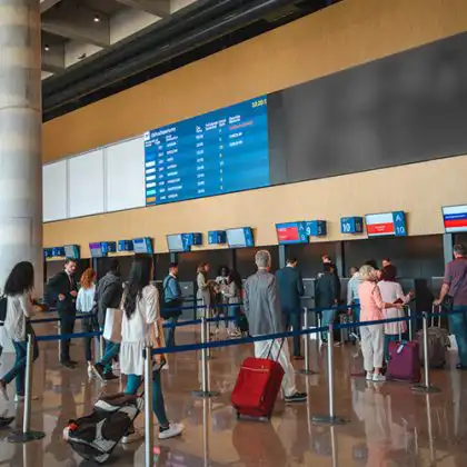 Pessoas em fila em aeroporto