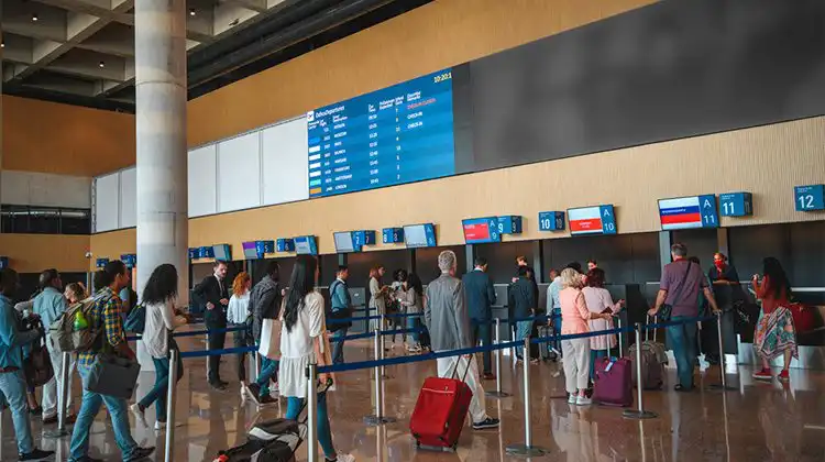 Pessoas em fila em aeroporto