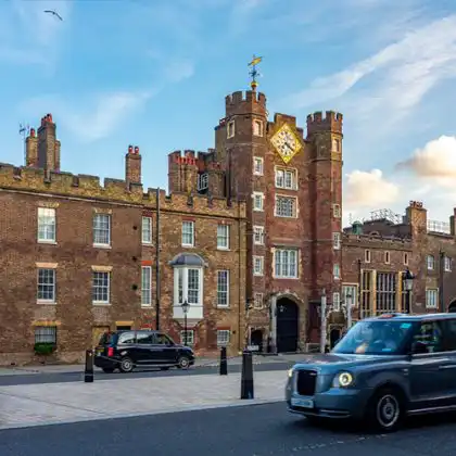 Carros em uma rua Inglesa