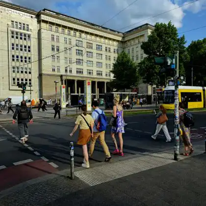 Pessoas caminhando em Berlim