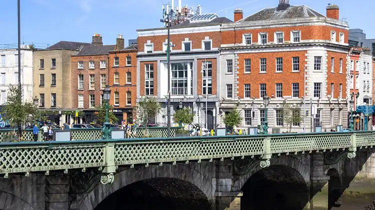 Ponte no centro de Dublin