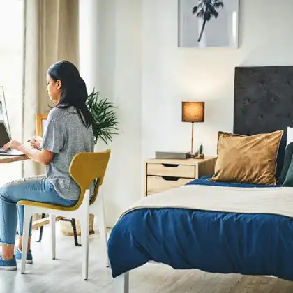 Estudante em um quarto alugado no Porto, Portugal