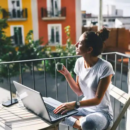 Trabalhadora remota com Visto para nômades digitais na Espanha