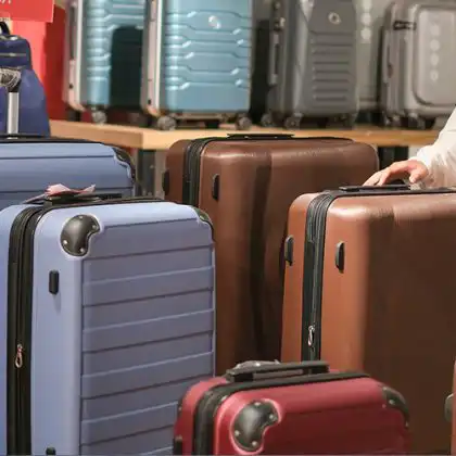 Diferentes malas de viagem em loja