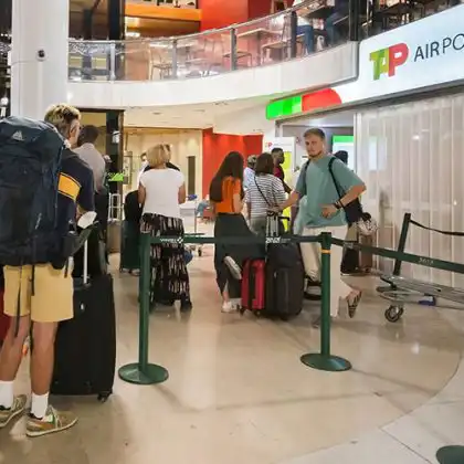 Pessoas no aeroporto com voo da TAP cancelado