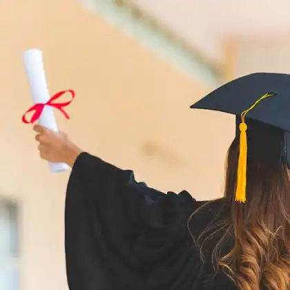 Estudante com seu diploma na formatura