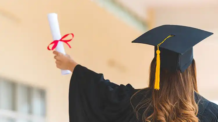 Estudante com seu diploma na formatura