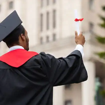 Estudante formado que vai validar diploma na Inglaterra