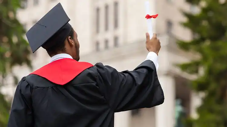 Estudante formado que vai validar diploma na Inglaterra