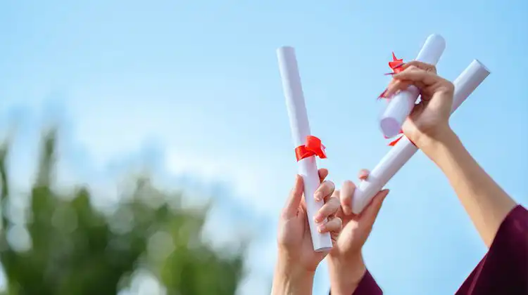 Estudante com diploma na Itália