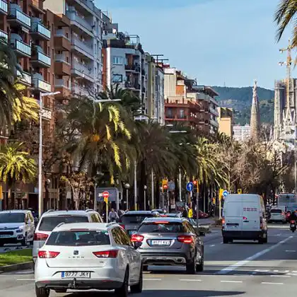 Carros em rua de Barcelona