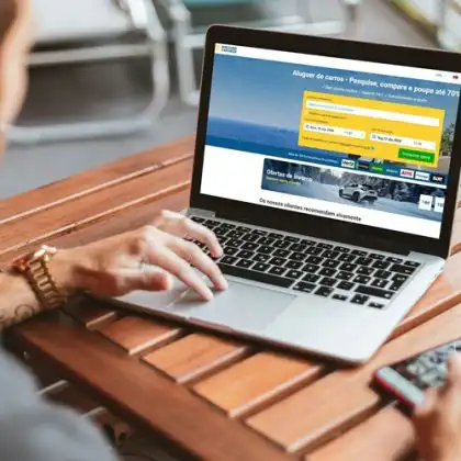 Homem acessando site da DiscoverCars