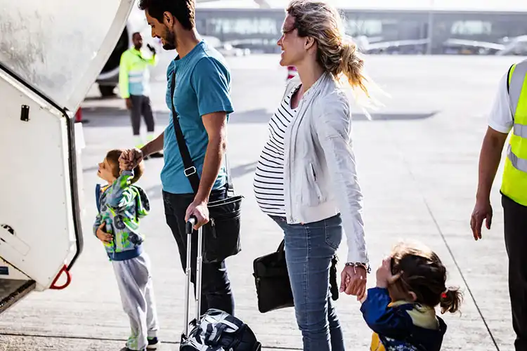 Mulher grávida com seguro viagem para Alemanha