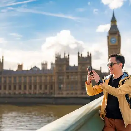 Homem com celular na frente do Big Ben