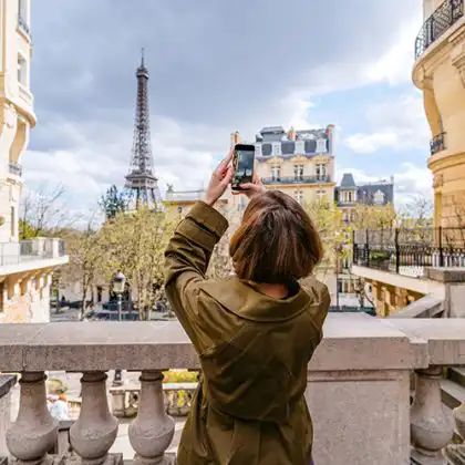 Mulher viajando em Paris com seu seguro viagem