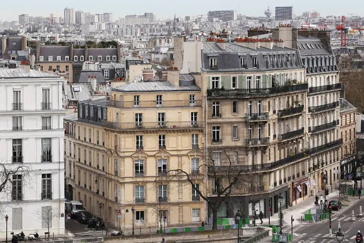 Vista superior de imóveis tradicionais em Paris.