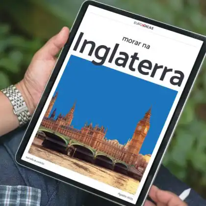 Pessoa segurando o Ebook Como Morar na Inglaterra do Euro Dicas