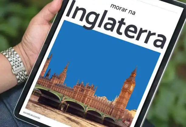 Pessoa segurando o Ebook Como Morar na Inglaterra do Euro Dicas