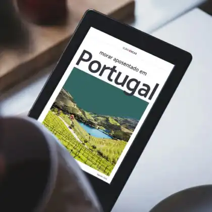 Pessoa segurando tablet com o Ebook Morar em Portugal Aposentado
