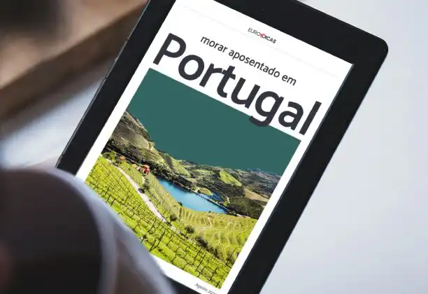 Pessoa segurando tablet com o Ebook Morar em Portugal Aposentado