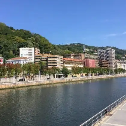 Prédios em Bilbao, uma das cidades onde não é barato alugar um imóvel na Espanha