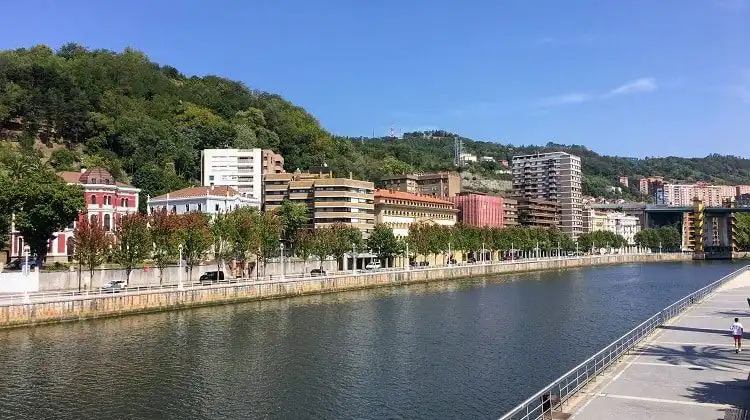 Prédios em Bilbao, uma das cidades onde não é barato alugar um imóvel na Espanha